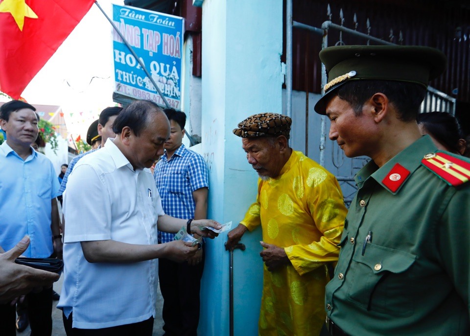 Trên đường đi vào khu nhà trọ của công nhân, khi gặp một cụ ông sống tại thôn Thần Nữ, xã Bạch Thượng, huyện Duy Tiên, Hà Nam bước ra cổng, Thủ tướng đã ân cần thăm hỏi sức khỏe và tặng quà cho cụ.