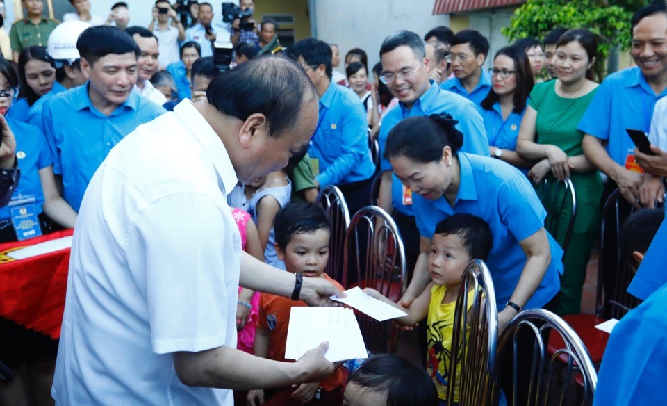 Trong chuyến thăm khu trọ của công nhân, Thủ tướng Nguyễn Xuân Phúc còn dành tặng 16 phần quà cho con em công nhân.