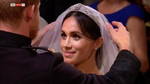 Hoàng tử Harry mở mạng che mặt của cô dâu. Ảnh: Mirror. 