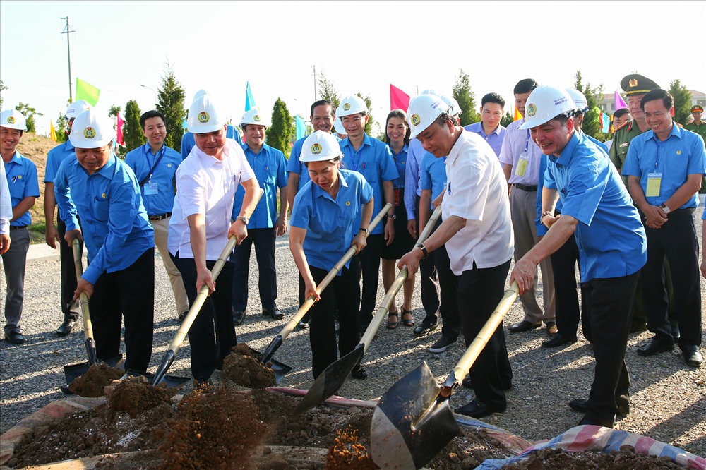 Thủ tướng Nguyễn Xuân Phúc và Chủ tịch Bùi Văn Cường trồng cây lưu niệm tại khu thiết chế Công đoàn