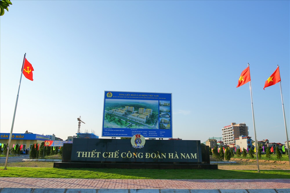 Tháng 5.2018, hạng mục đầu tiên của dự án xây dựng Thiết chế Công đoàn tại KCN Đồng Văn II được Tổng LĐLĐVN động thổ, khởi động cho chuỗi 50 dự án thiết chế của Công đoàn tại các địa phương được Thủ tướng Chính phủ triển khai đồng thời đến năm 2020.

