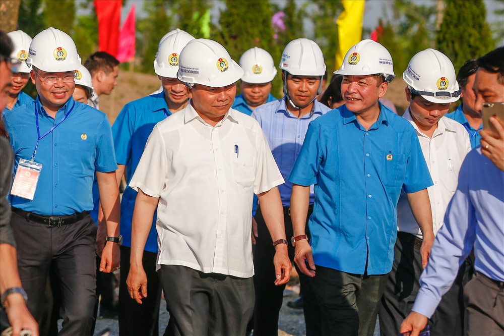 Thủ tướng Nguyễn Xuân Phúc cùng Chủ tịch Tổng LĐLĐVN thị sát quá trình xây dựng tại khu thiết chế.