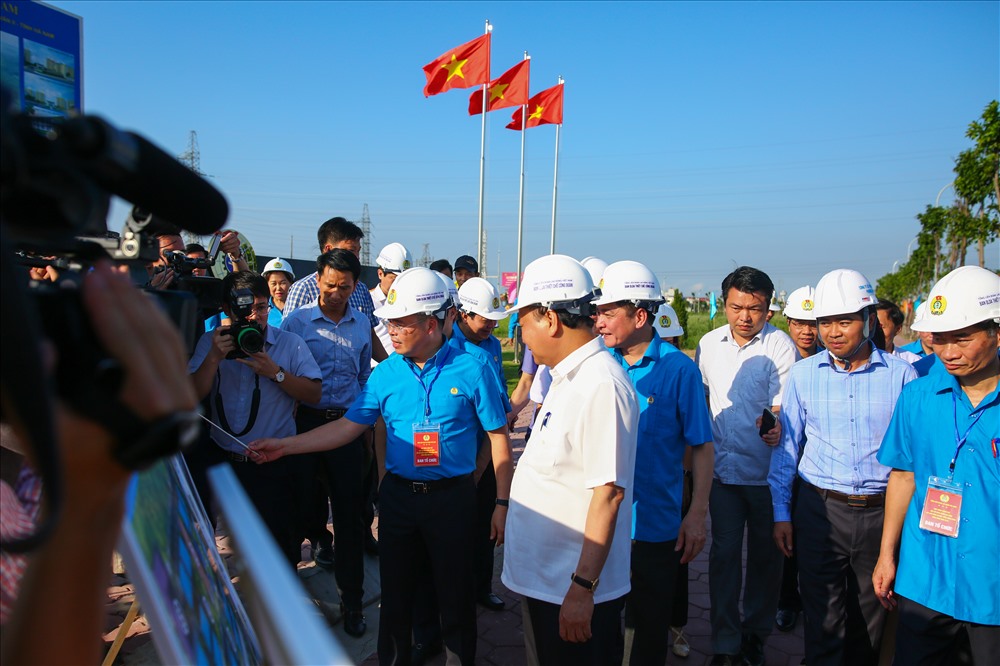 Chủ tịch Tổng LĐLĐVN Bùi Văn Cường giới thiệu với Thủ tướng về các hạng mục của dự án Khu thiết chế công đoàn.