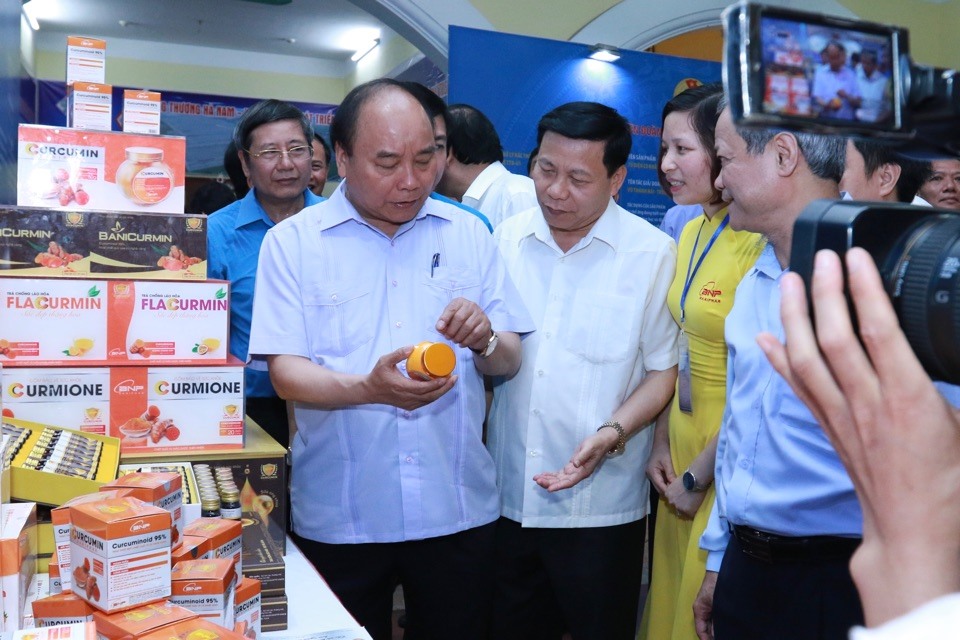 Thủ tướng Nguyễn Xuân Phúc quan tâm, hỏi han từng sản phẩm được trưng bày tại Triển lãm