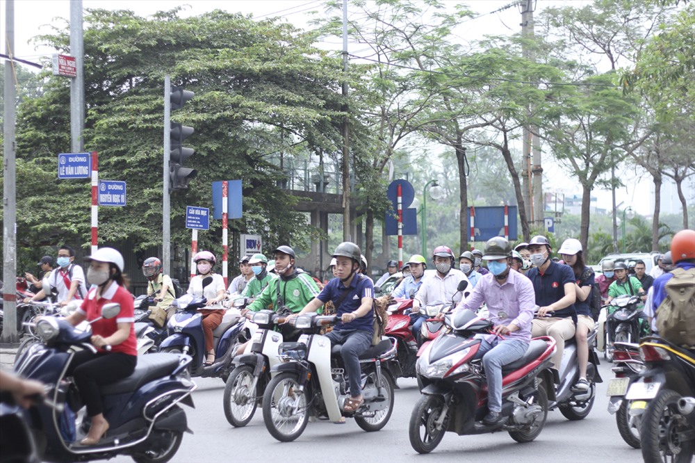 Ngay từ đầu giờ sáng, lượng người và phương tiện lưu thông trên nhiều con đường đã trở nên đông đúc. Ảnh chụp tại ngã tư Lê Văn Lương - Nguyễn Ngọc Vũ