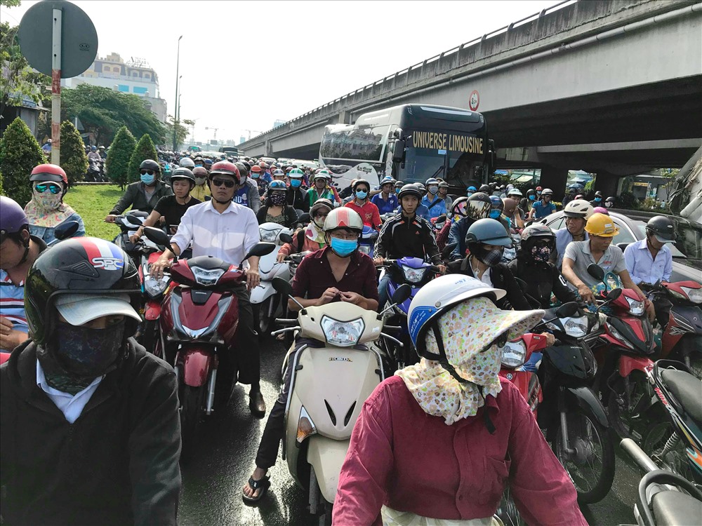 Hàng ngàn phương tiện “chôn chân” trên đường Phạm Văn Đồng.
