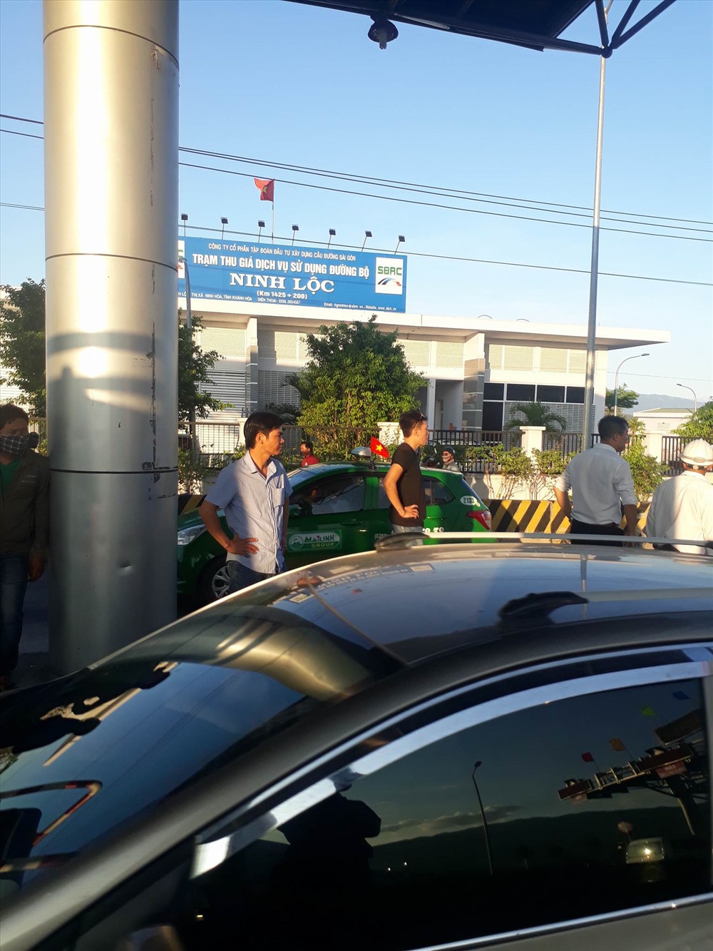 Tài xế dừng xe yêu cầu BOT Ninh Lộc giải thích về việc miễn, giảm vé.