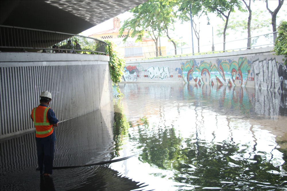 Hầm chui cầu Khánh Hội bị ngập sau sau trận mưa đầu mùa khiến người dân TPHCM không khỏi bất ngờ.