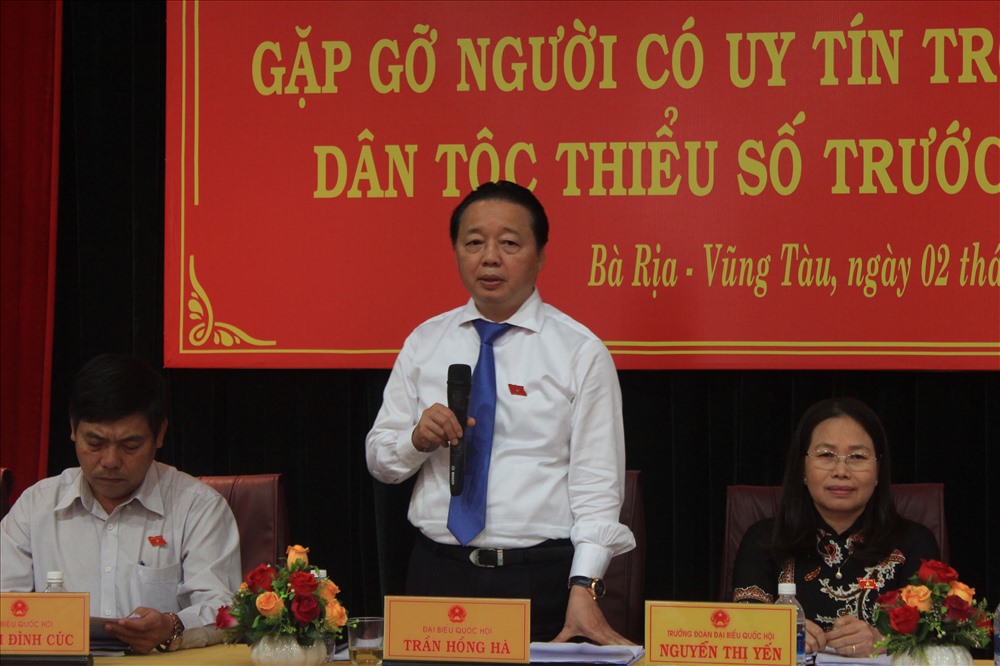  Bộ trưởng Bộ TNMT Trần Hồng Hà lắng nghe, ghi nhận các ý kiến, kiến nghị của cử tri 