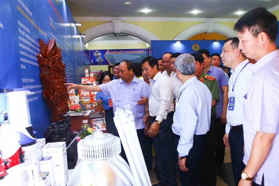 Trân trọng những thành quả của người lao động, Thủ tướng Nguyễn Xuân Phúc đã dành thời gian ghé thăm từng gian hàng, lắng nghe giới thiệu về sản phẩm.