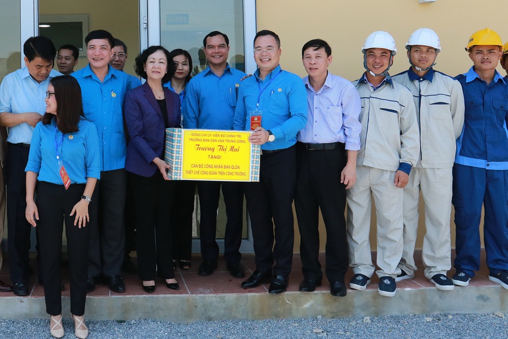 Đồng chí Trương Thị Mai tặng quà CBCNV Ban quản lý xây dựng Thiết chế CĐ tại tỉnh Hà Nam. Ảnh: Hải Nguyễn