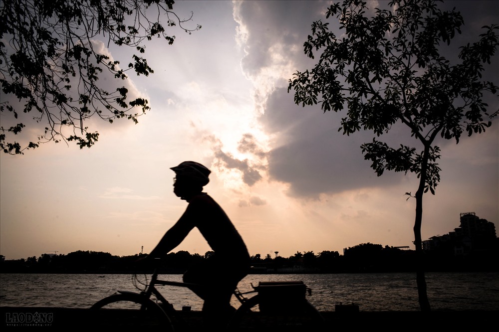 Ông Nguyễn Xuân Vũ (82 tuổi) cho biết: “Hồ Tây là địa điểm thích hợp cho những người đạp xe như chúng tôi. Đạp xe ở hồ Tây mát mẻ, thỉnh thoảng lại được lọt vào ống kính của mấy anh chị đi săn ảnh nữa.”