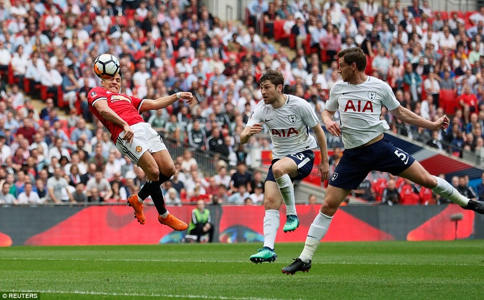 Sanchez (áo đỏ) đánh đầu ghi bàn vào lưới Tottenham ở bán kết FA Cup. Ảnh: Reuters.