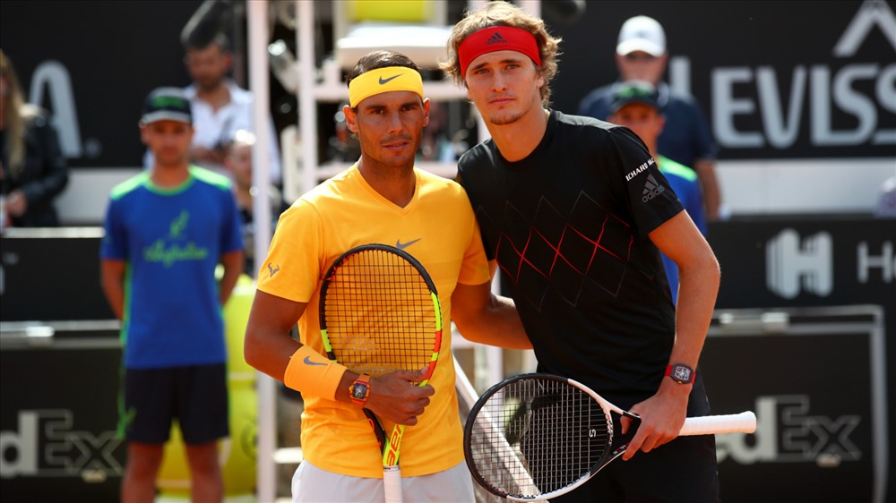 Zvrev (phải) đã có trận đấu hay trước một tượng đài sân đất nện như Nadal. Ảnh: Getty.