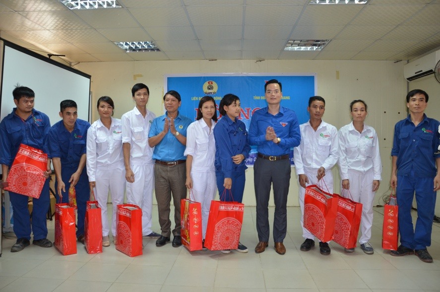 Tỉnh Đoàn Tuyên Quang trao quà cho 10 công nhân khó khăn.