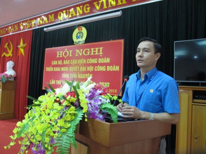 Đồng chí Vũ Duy Hoàng, Chủ tịch LĐLĐ tỉnh phát biểu tại Hội nghị