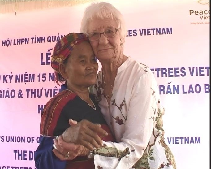 Hai người mẹ Rae Cheney và Hồ Thị Moan gặp nhau ở Khe Đá