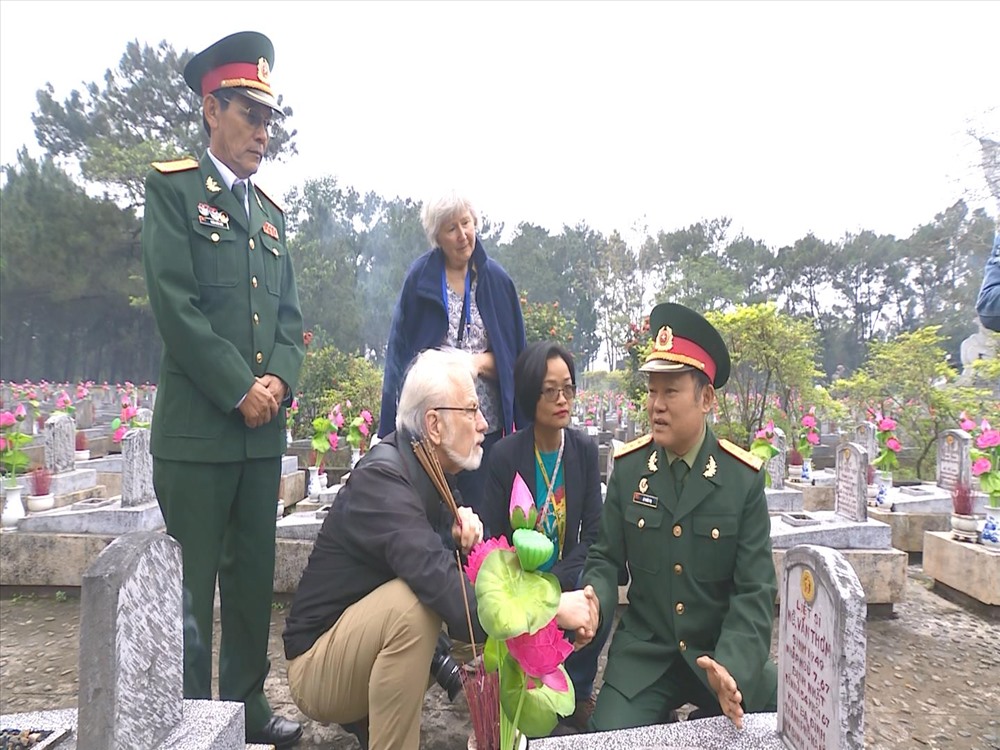 Trong một cuộc gặp tình cờ, CCB Mỹ và Việt Nam cùng bắt tay nhau và thắp nén hương cho người lính Việt Nam tại Nghĩa trang Liệt sỹ Trường Sơn.