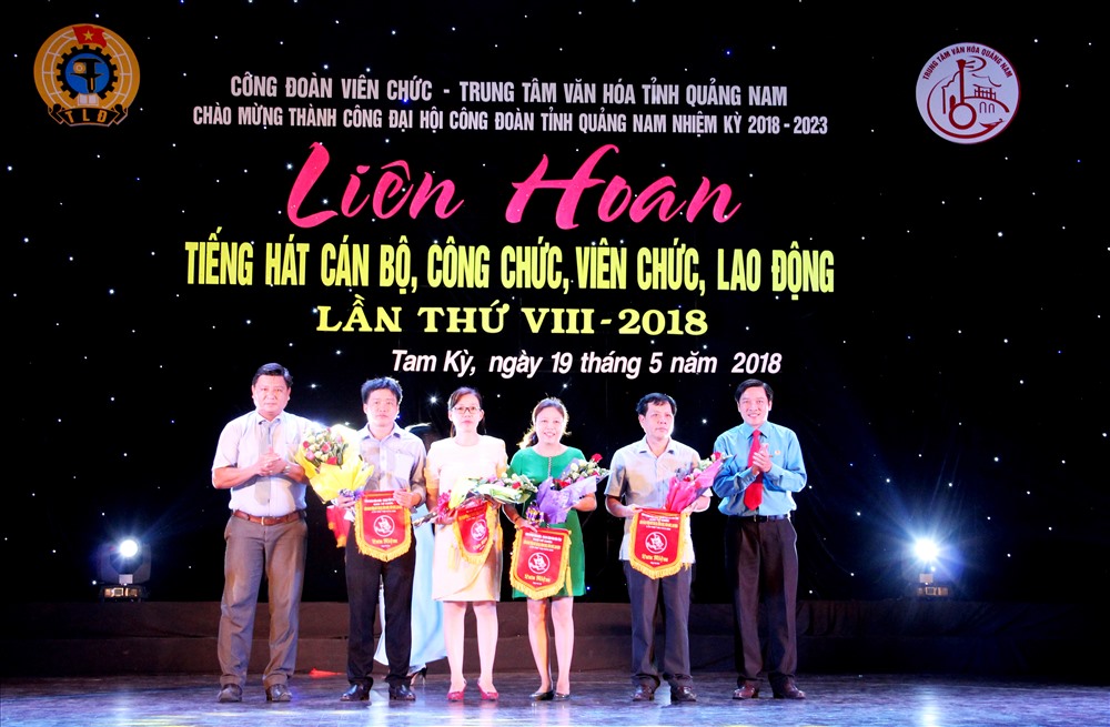 Chủ tịch CĐ Viên chức tỉnh Quảng Nam Trần Quốc Bảo (Thứ nhất bên phải qua) trao thưởng các đoàn đoạt giải. Ảnh: Nhân Minh 