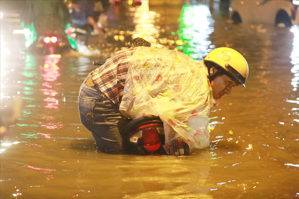 Người dân khổ sở vì ngập nước trên đường Phan Huy Ích.  Ảnh: Ngọc Tiến