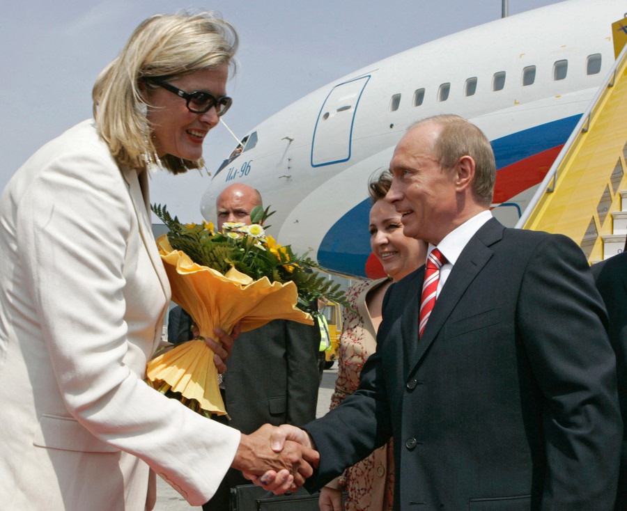 Ngoại trưởng Áo Ursula Plassnik cũng từng nhận hoa của ông Putin. Ảnh: Sputnik.