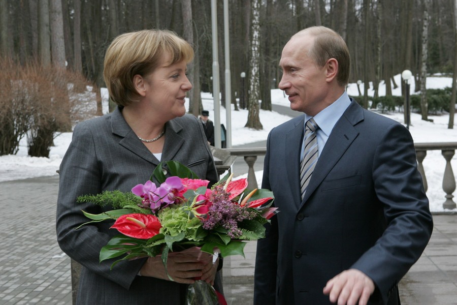 Việc Thủ tướng Angela Merkel nhận hoa từ Tổng thống Putin vốn không mới.  Bà từng được ông tặng hoa vào năm 2008. Ảnh:  Sputnik.
