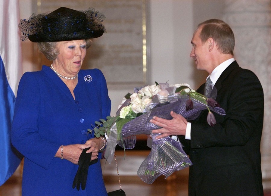 Tổng thống Putin tặng hoa hồng trắng Nữ hoàng Beatrix của Hà Lan năm 2001. Ảnh: RT.