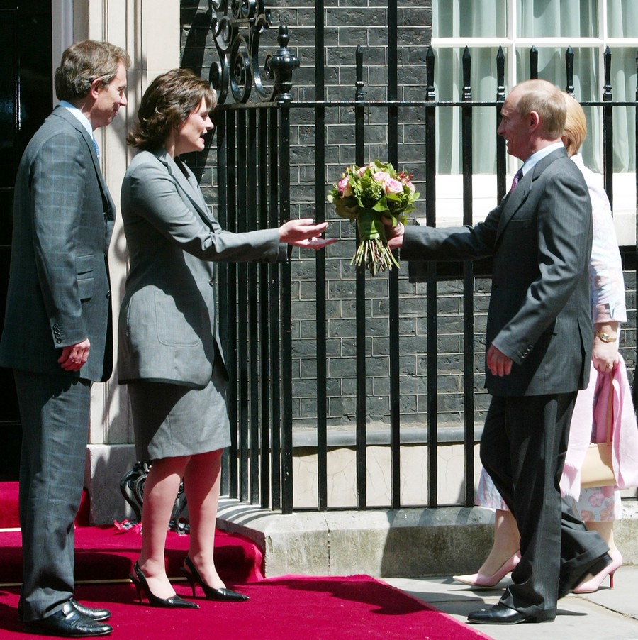Ông tặng hoa phu nhân Cherie Blair trước mặt Thủ tướng Tony Blair. Ảnh: Sputnik.