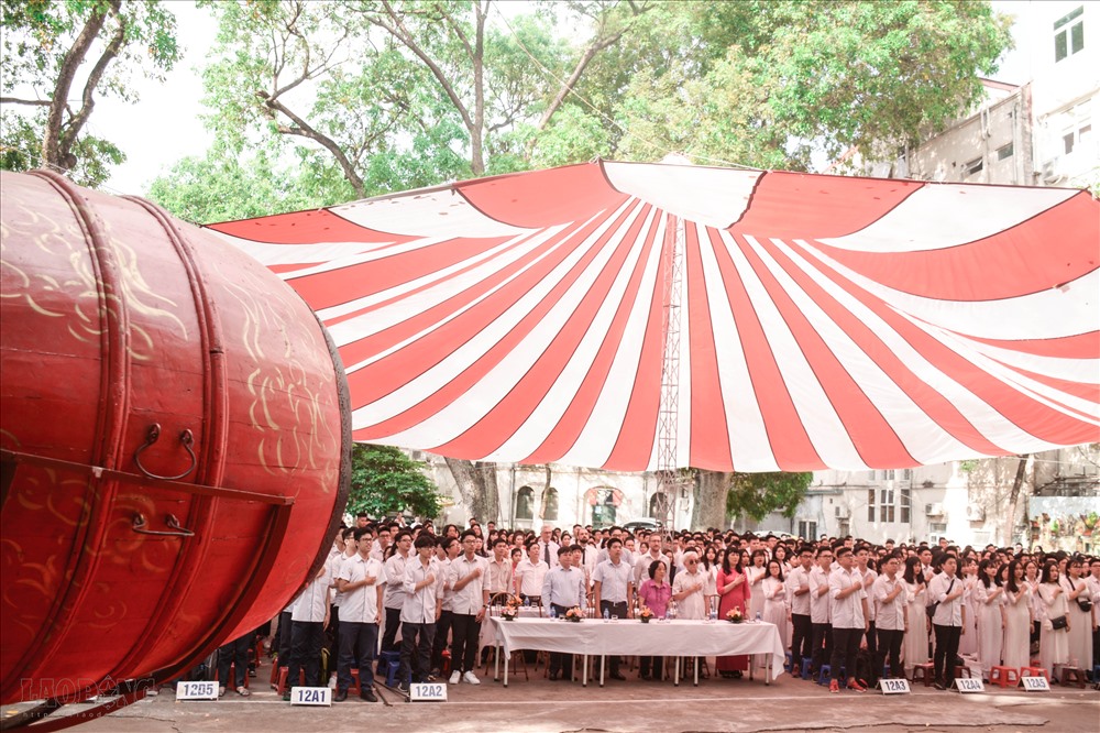 Sáng ngày 22.5.2018, nhiều trường trung học phổ thông tại Hà Nội đã tổ chức lễ bế giảng, lễ trưởng thành cho các học sinh lớp 12.