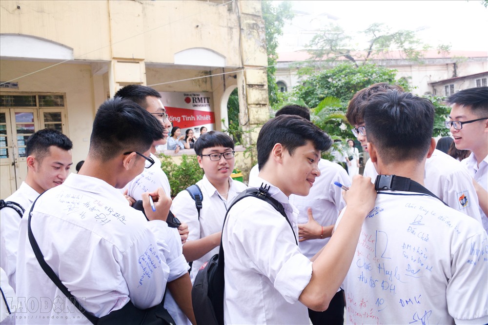 Trước giờ diễn ra lễ bế giảng, nhiều người chia sẻ với nhau những dòng lưu bút kỷ niệm một thời áo trắng đến trường.