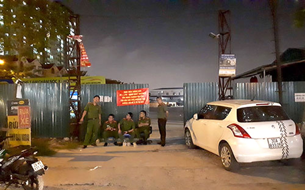 Hàng chục cảnh sát chốt từ sáng tới đêm tại các bãi trông giữ xe cạnh khu đô thị Kim Văn, Kim Lũ và HH Linh Đàm.