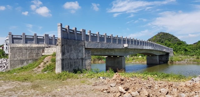 Một cây cầu nằm trong DA đã được xây dựng xong từ nhiều năm nay và nằm bỏ hoang vì không có đường lên cầu. Ảnh: NT