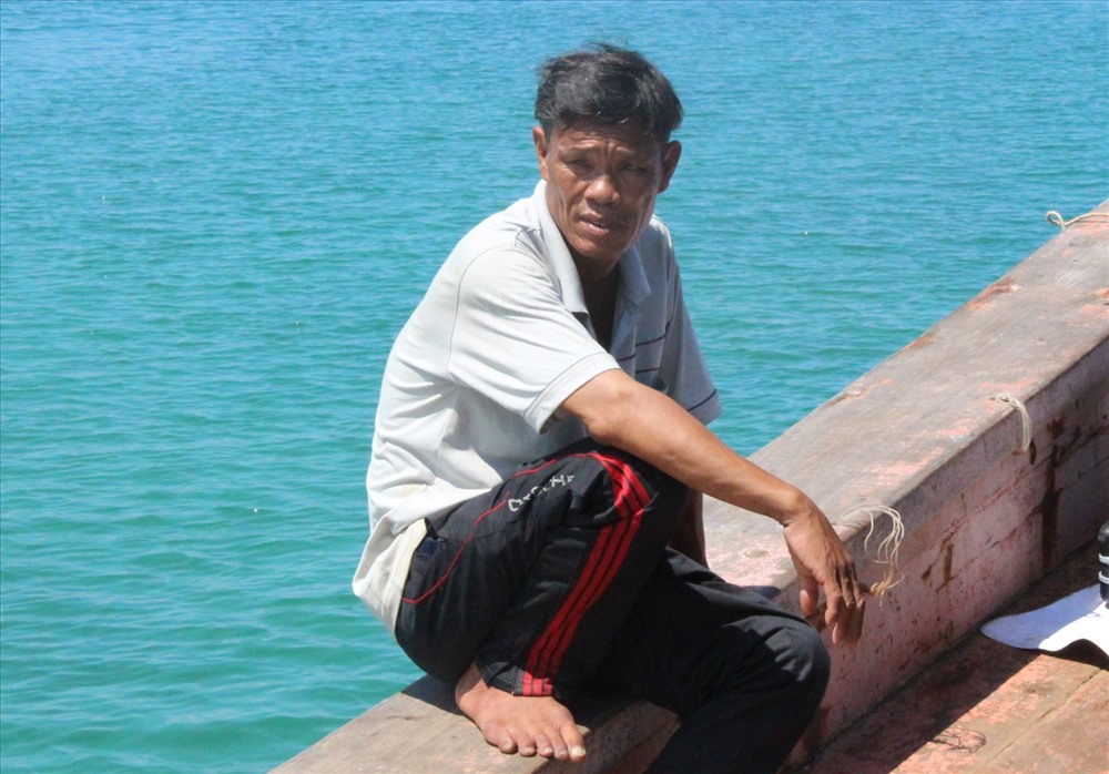 Ngư dân Nguyễn Chín chưa hết bàng hoàng trước cái chết của 3 thuyền viên. Ảnh: VT