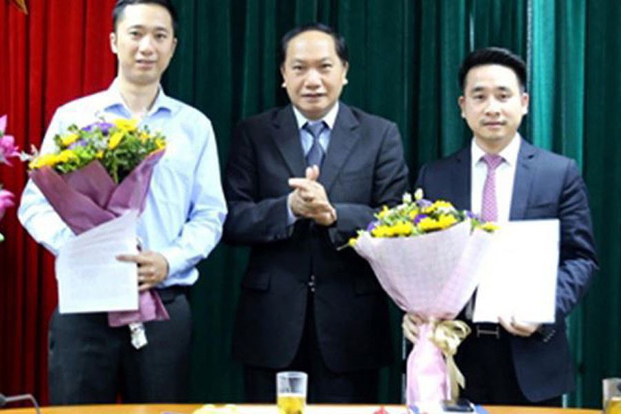 Chánh Văn phòng BCĐ 389 Quốc gia Đàm Thanh Thế (giữa) trao quyết định cho ông Vũ Hùng Sơn (phải). Ảnh: A.C