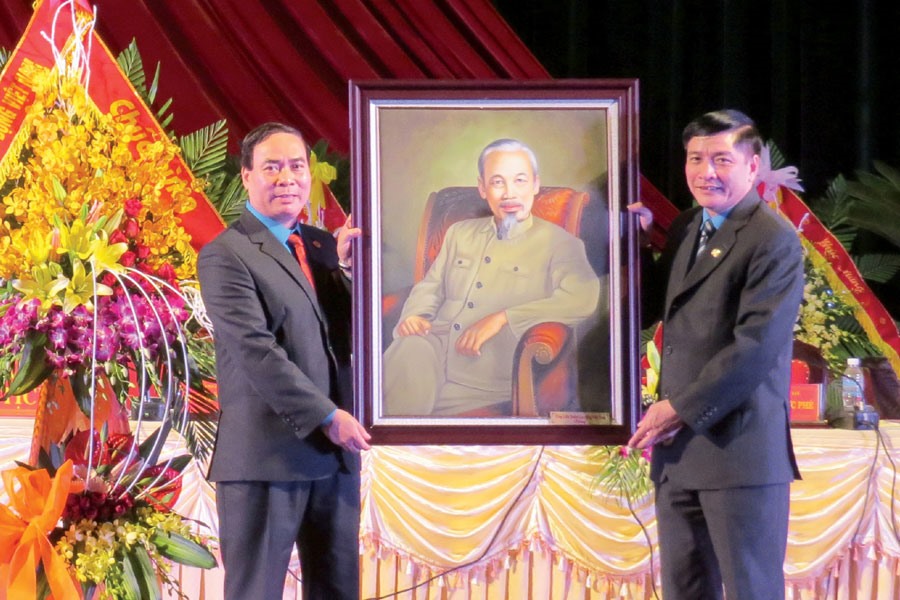 Chủ tịch Tổng LĐLĐVN Bùi Văn Cường (bên phải) tặng ảnh Bác Hồ cho Công đoàn tỉnh Hoà Bình. Ảnh: PV