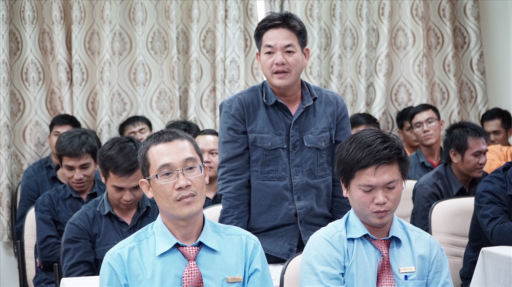 Anh Đỗ Minh Phước trình bày ý kiến của mình về vấn đề tiền lương cho CBCNV làm việc ở đảo
