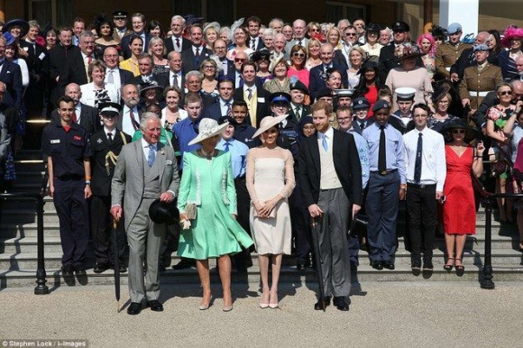 Vợ chồng Hoàng tử Harry chụp ảnh cùng các khách mời