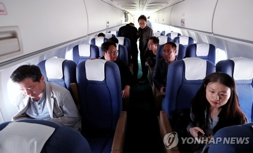 Phóng viên Hàn Quốc trên máy bay vận tải của chính phủ tới Wonsan, Triều Tiên ngày 23. Ảnh: Yonhap.
