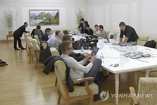 Các phóng viên nước ngoài tại một khách sạn ở Wonsan vào ngày 22.5. Ảnh: AP-Yonhap.