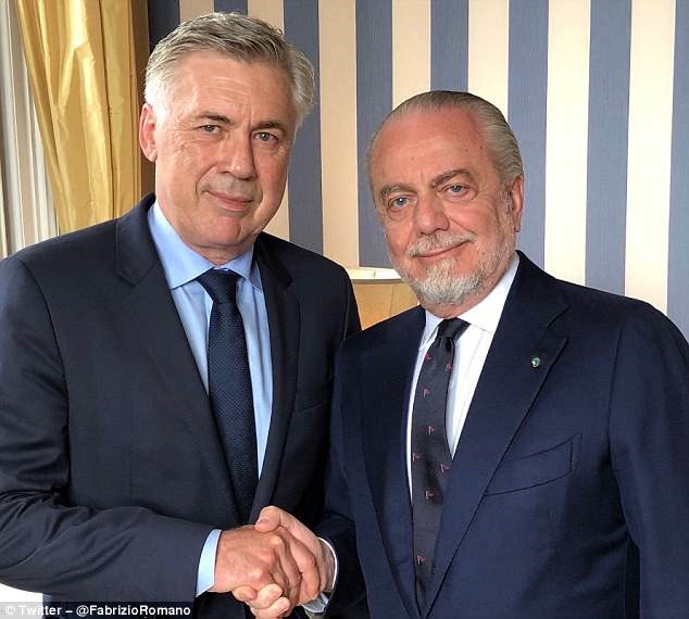HLV Ancelotti (trái) bắt tay với Chủ tịch Napoli - Aurelio De Laurentiis vào ngày 23.5. Ảnh: Twitter Fabrizio Romano.