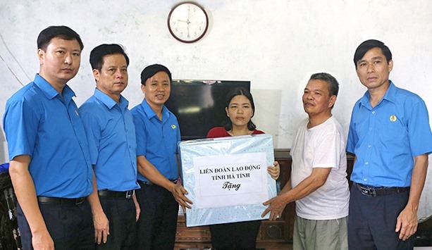LĐLĐ tỉnh Hà Tĩnh tổ chức thăm hỏi, tặng quà công nhân lao động (ảnh: P.V)