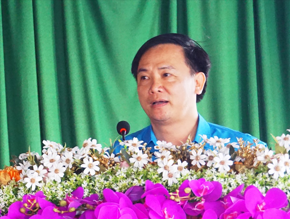 Đồng chí Ngô Đình Vân – Phó Chủ tịch LĐLĐ tỉnh phát biểu tại Hội nghị (ảnh: P.V)