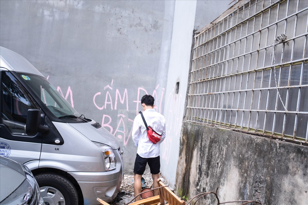 Nhiều người đi vệ sinh không đúng nơi quy định, cư dân đã dùng sơn viết chữ lên tường để cảnh báo. Thế nhưng không ít người vẫn ngó lơ, vô tư phóng uế.