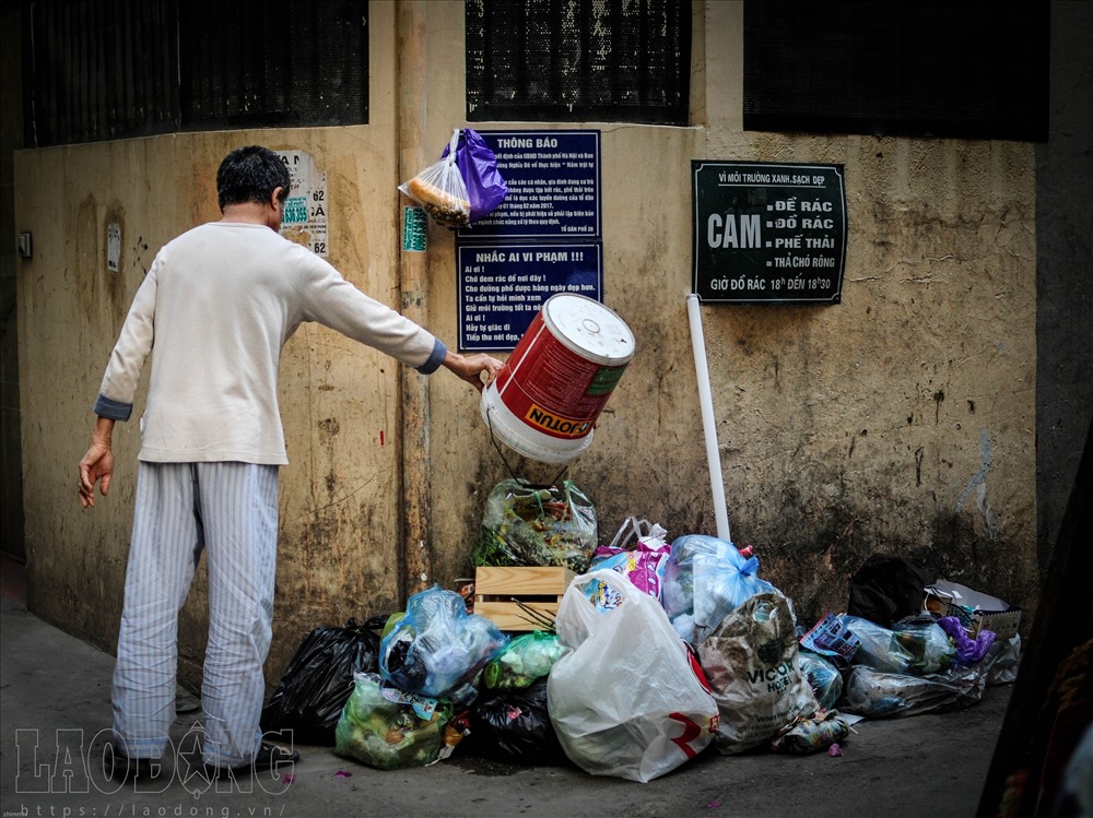 Lạ lùng! Những nơi có biển báo cấm đổ rác lại được nhiều người coi là “tín hiệu” để đổ rác.