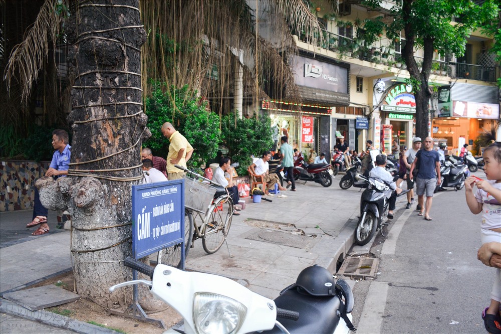 Hàng loạt biển cấm xuất hiện ven những con đường quanh hồ Gươm, yêu cầu không tụ tập cản trở người đi bộ. Nhiều hàng nước ven đường vẫn hoạt động.