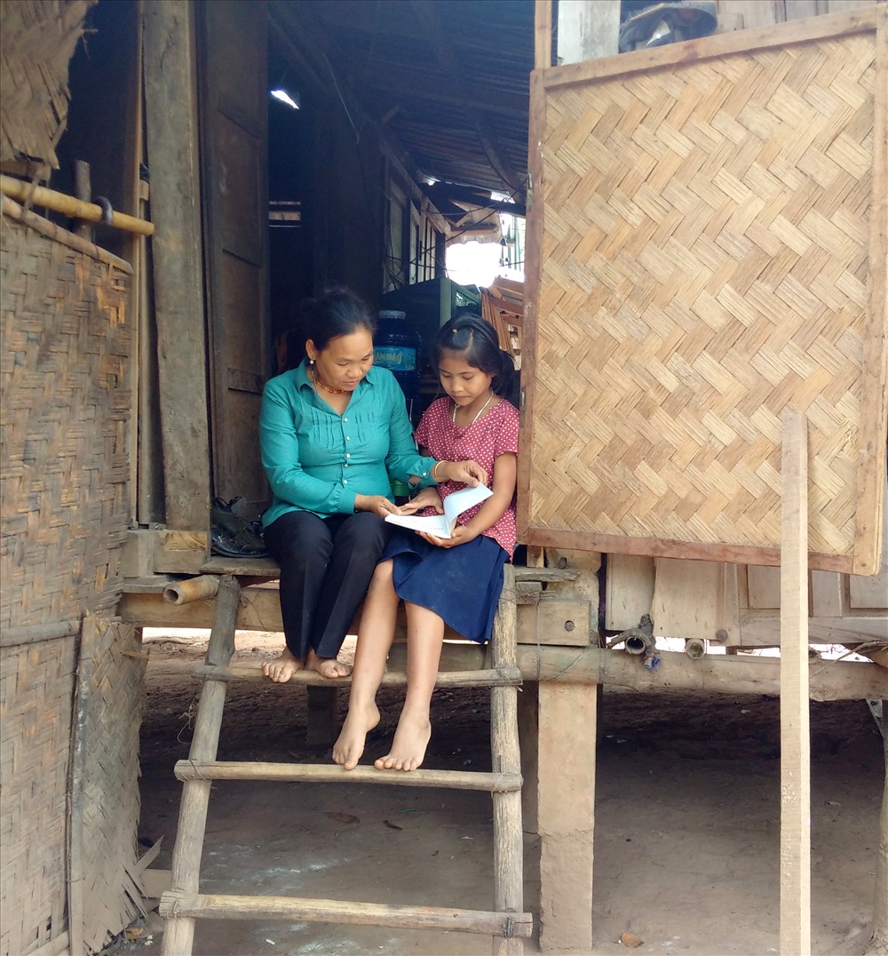 Mẹ Kăn Linh dạy con đọc sách (ảnh: TR.L)