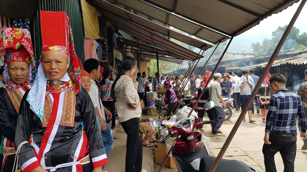 Chợ trung tâm xã Đồng Văn (Bình Liêu) luôn tấp nập trong 2 ngày hội “Kiêng gió” với đủ mọi sản vật địa phương và các vật dụng sản xuất.