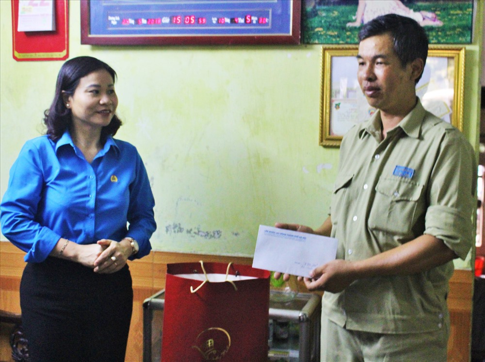 Bà Tuyến thăm gặp và trao quà tặng cho anh Nguyễn Hữu Sâm, CN đội cây xanh, Cty CP Môi trường đô thị Đông Anh, Hà Nội