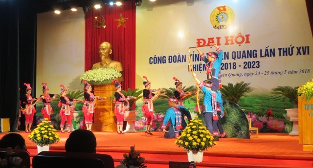 Một tiết mục văn nghệ chào mừng Đại hội của Đoàn Nghệ thuật Dân tộc tỉnh Tuyên Quang. Ảnh: Xuân Trường