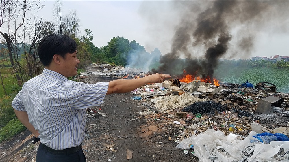 Đáng lên án là việc đốt rác thải nguy hại vẫn diễn ra tại xã Văn Môn nhưng địa phương này chưa có biện pháp giải quyết dứt điểm.